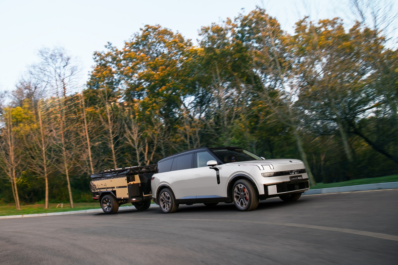 Lynk & Co 900 Base